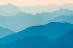 Blkich vom Sonnjoch im Karwendel nach Osten über die Alpen am frühen Morgen Blkich vom Sonnjoch im Karwendel nach Osten über die Alpen am frühen Morgen